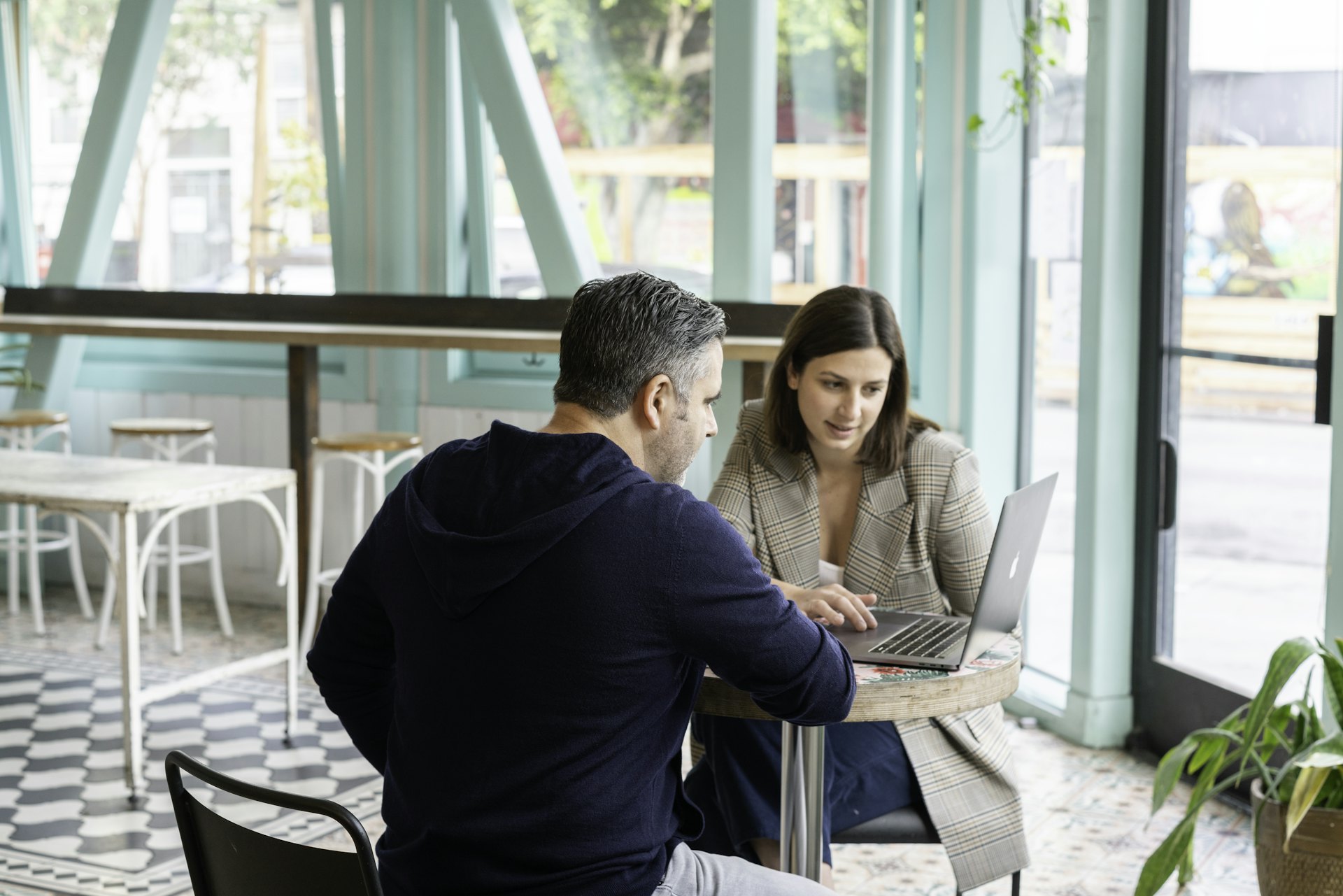Reunión de trabajo con un cliente frente a un portátil